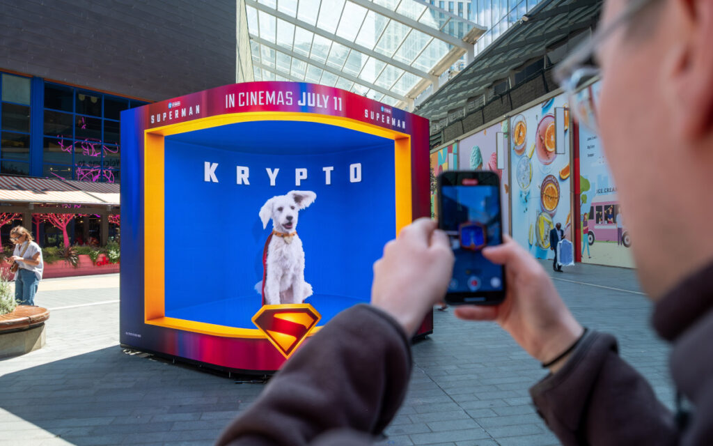 Showcase mit Superman-Trailer (Foto: Ocean Outdoor)