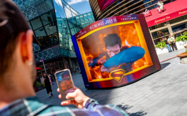 Der neue Showcase-DooH-Würfel zeigt Werbung für den Superman-Film. (Foto: Ocean Outdoor)