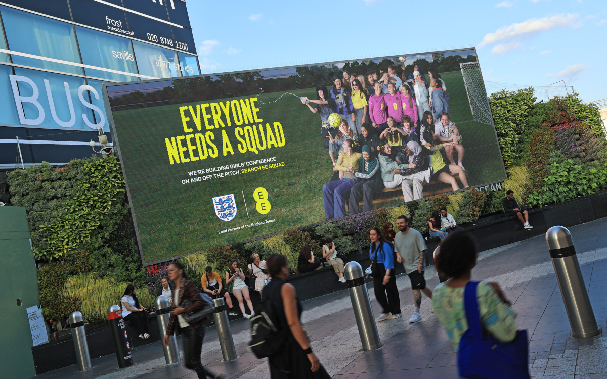 Auf den Ocean-Screens läuft auch die Kampagne "Everyone needs a squad". (Foto: Ocean Outdoor)