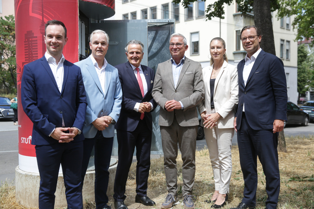 Von links: Marc Ilg, sowie Kai Ilg, Geschäftsführer Ilg Außenwerbung, Frank Nopper, Oberbürgermeister der Landeshauptstadt Stuttgart, Thomas Strobl, Stv. Ministerpräsident und Minister des Inneren, für Digitalisierung und Kommunen in Baden-Württemberg, Tanja Marek, Managerin Public Affairs und Michael Jungwirth, Mitglied der Geschäftsführung von Vodafone. (Foto: Vodafone)