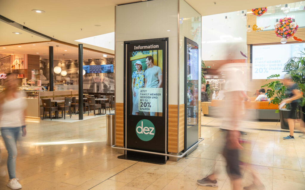 DooH-Flächen im DEZ Innsbruck (Foto: Dominik Zwerger)