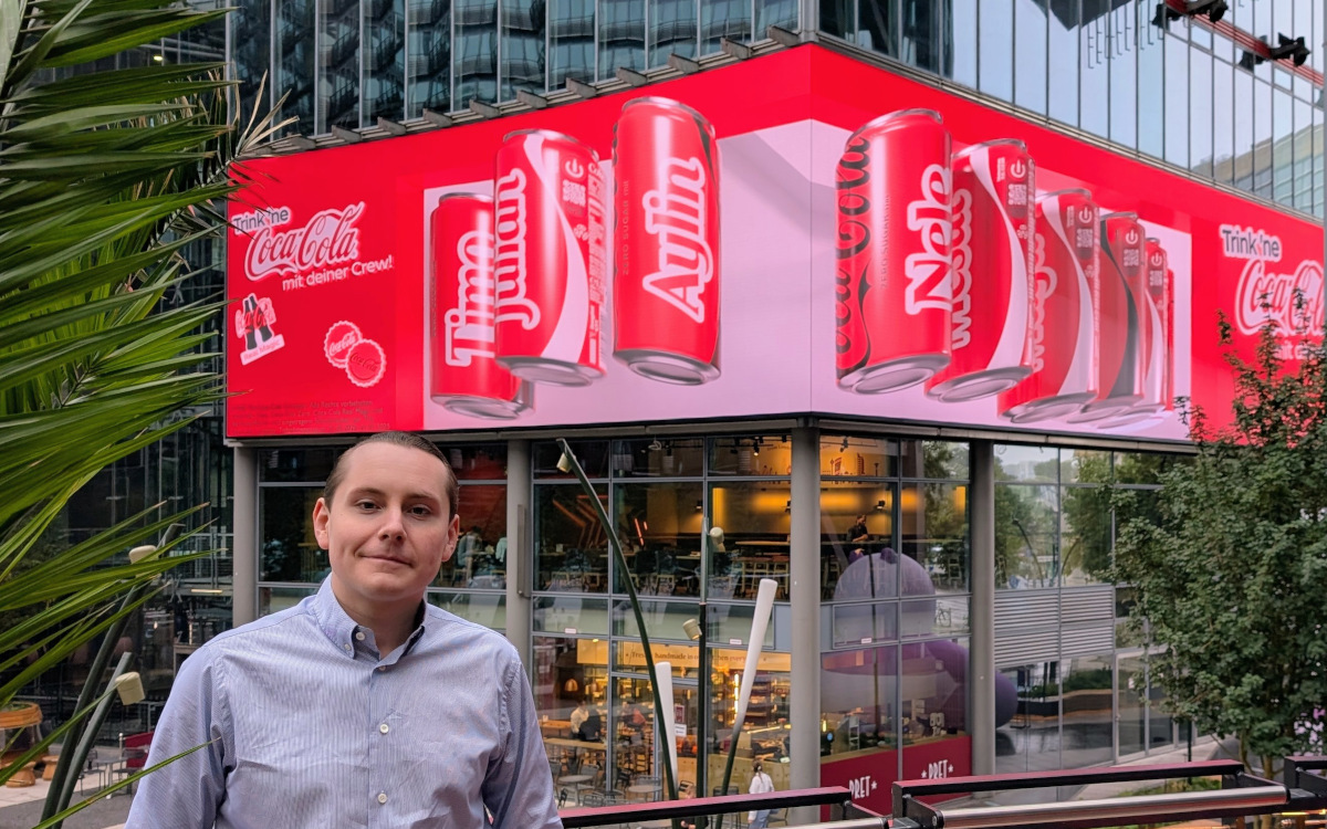 Fritz Frey vor dem DooH-Screen im Center am Potsdamer Platz (Foto: invidis)