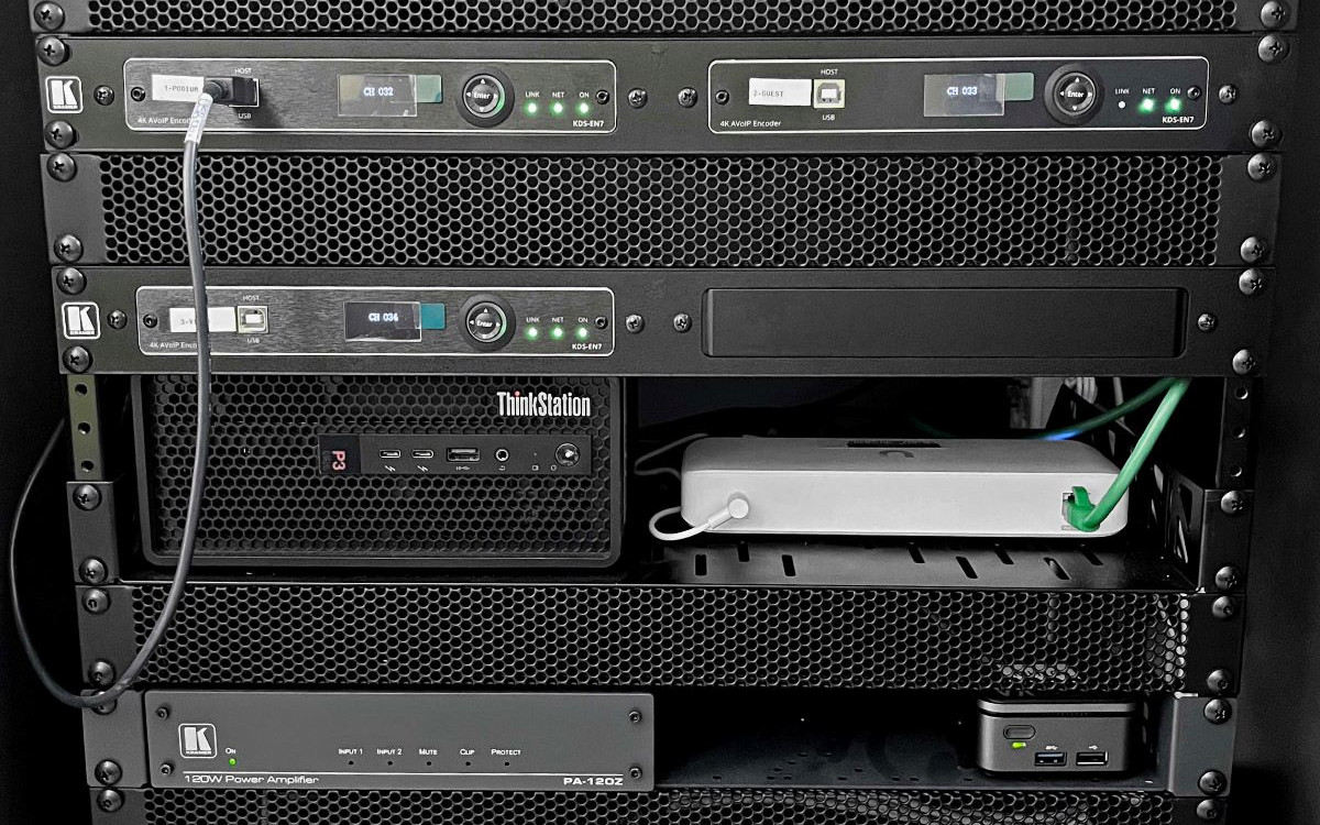 In Racks organsiertes ProAV-Equipment (Foto: Kramer)