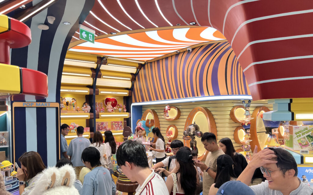 Der weltgrößte Pop Mart in Bangkok (Foto: invidis)