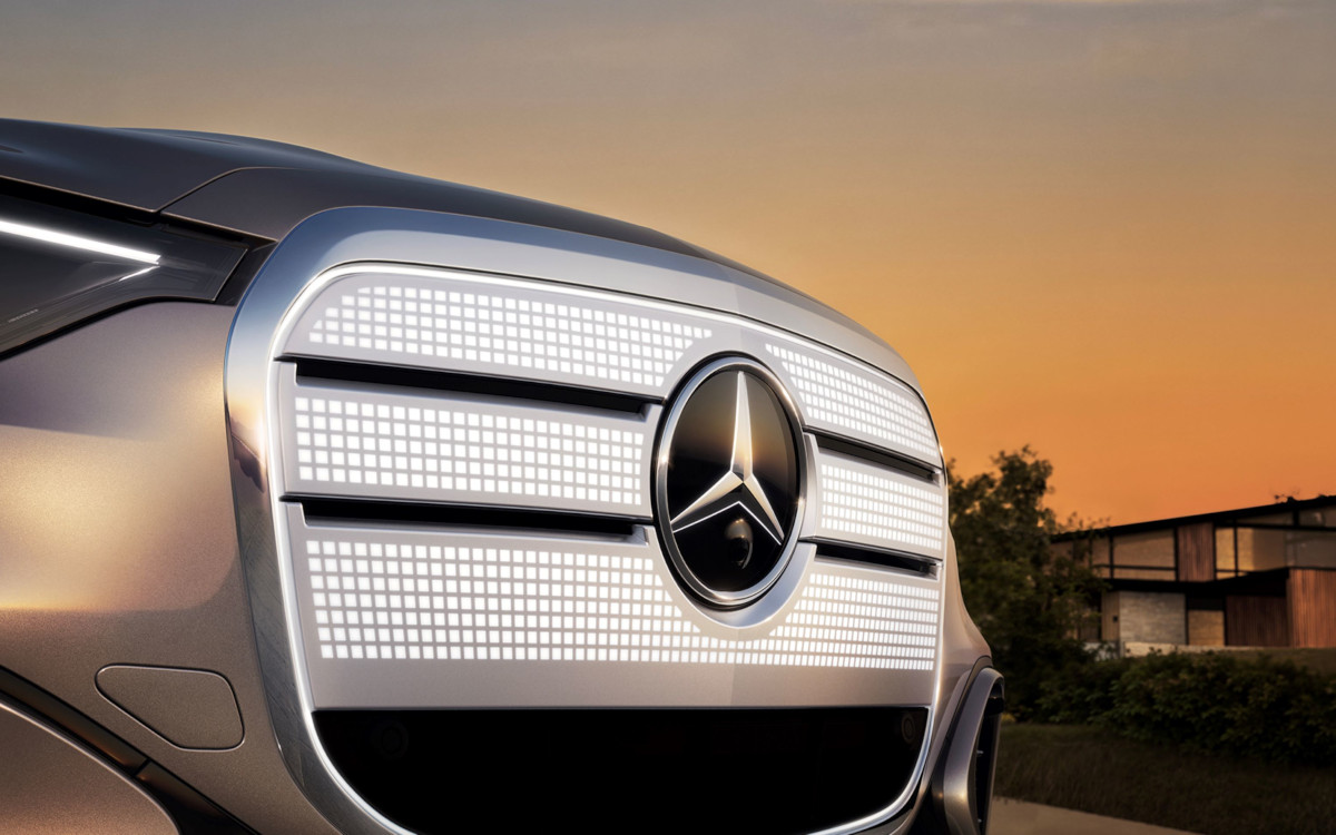 Neuer Mercedes-Benz-Grill mit 942 Lichtpunkten (Foto: Mercedes-Benz)