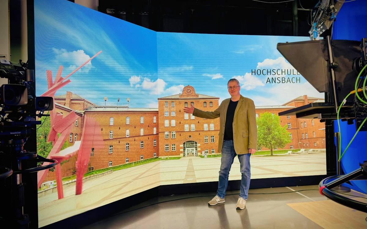 Ulrich Klingel, Laboringenieur der Hochschule Ansbach, im VR-Studio (Foto: Leyard)