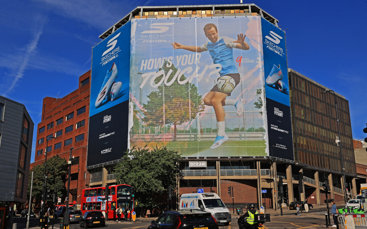 Das „River Park“-Banner mit Skechers-Kampagne in Wood Green, London (Foto: Ocean Outdoor)