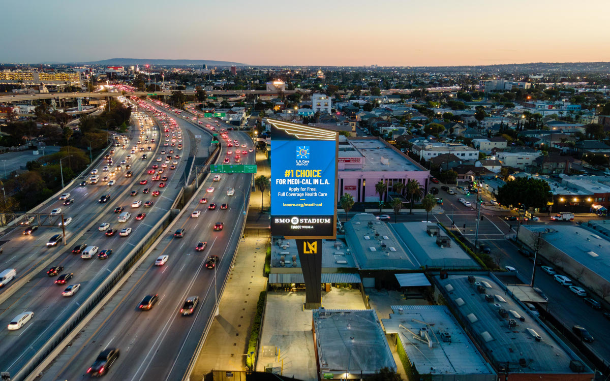 „The Towers“ ragen über die Interstate 110 in LA. (Foto: SNA Displays)