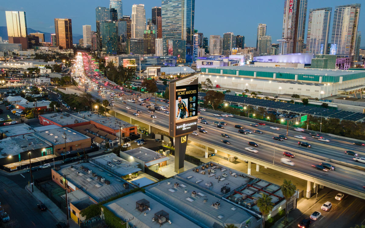 „The Towers“ - die größten DooH-Türme in LA (Foto: SNA Displays)