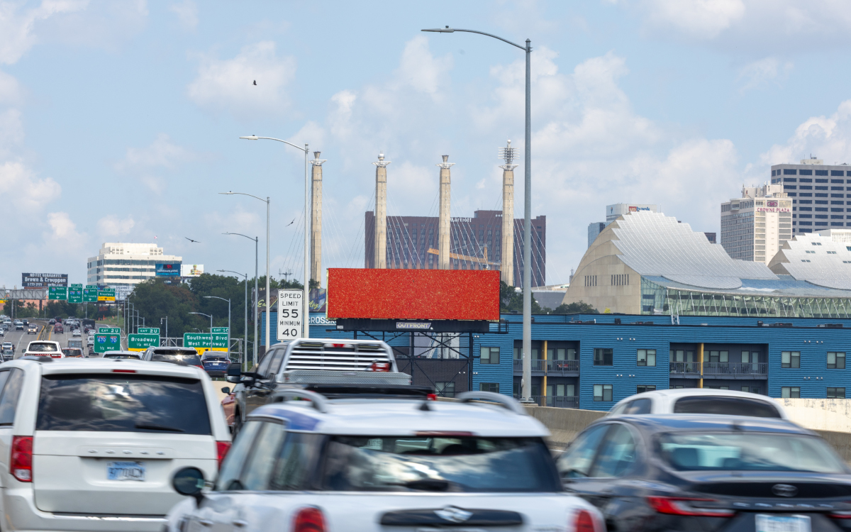 Orange Konfettis auf einem Outfront-Billboard in Kansas City. (Foto: Outfront)