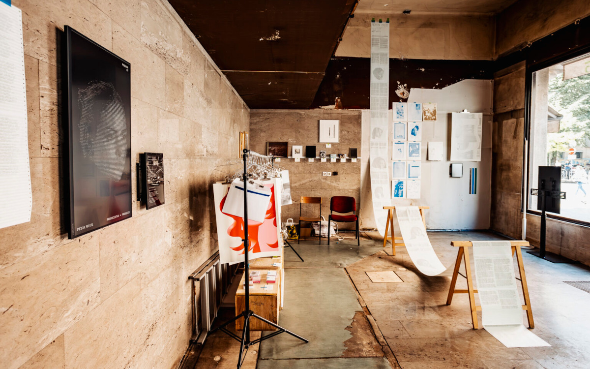 Ausstellung der Kunstakademie Ljubljana mit E-Paper-Signage (Foto: Aleksandar Domitrica)