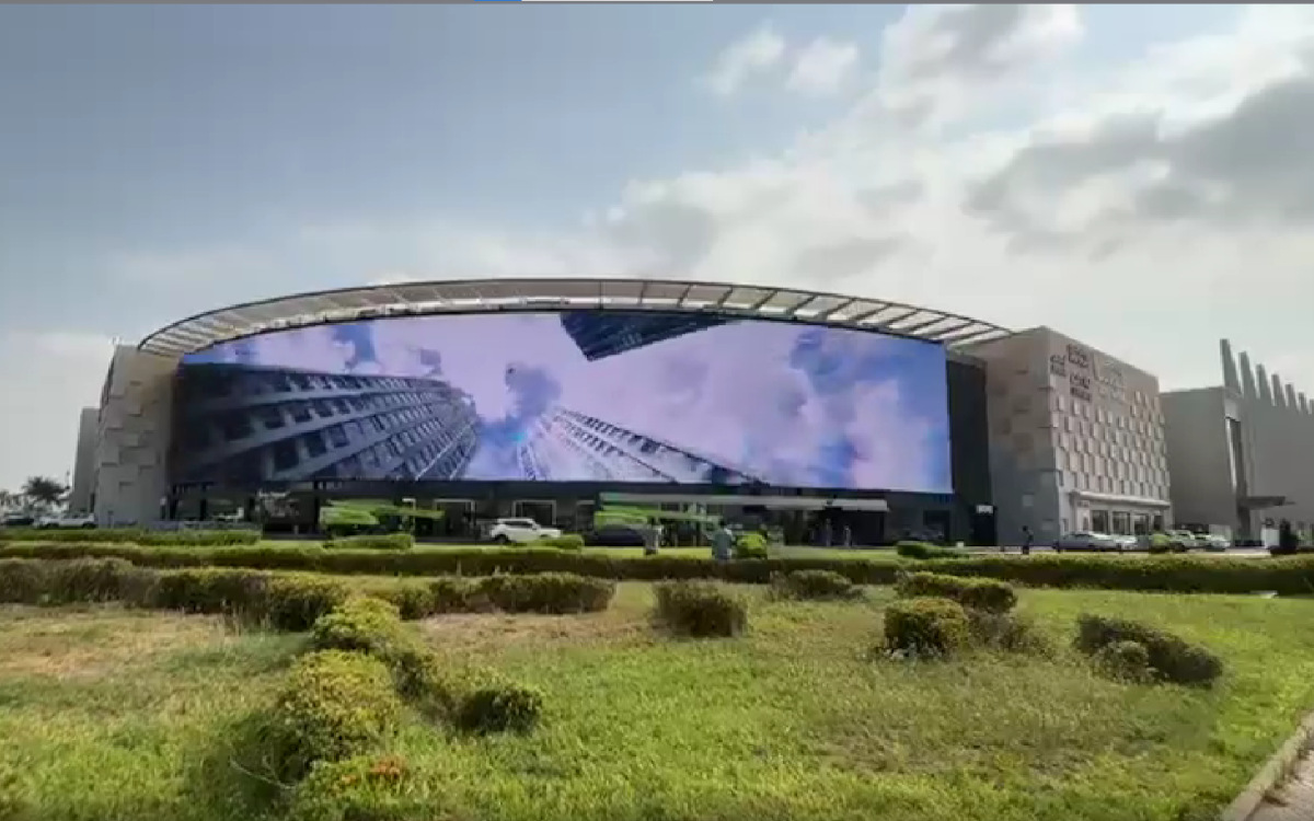 Neue LED-Fassade an der Stars Avenue Mall in Jeddah (Foto: PIXCOM/Screenshot)