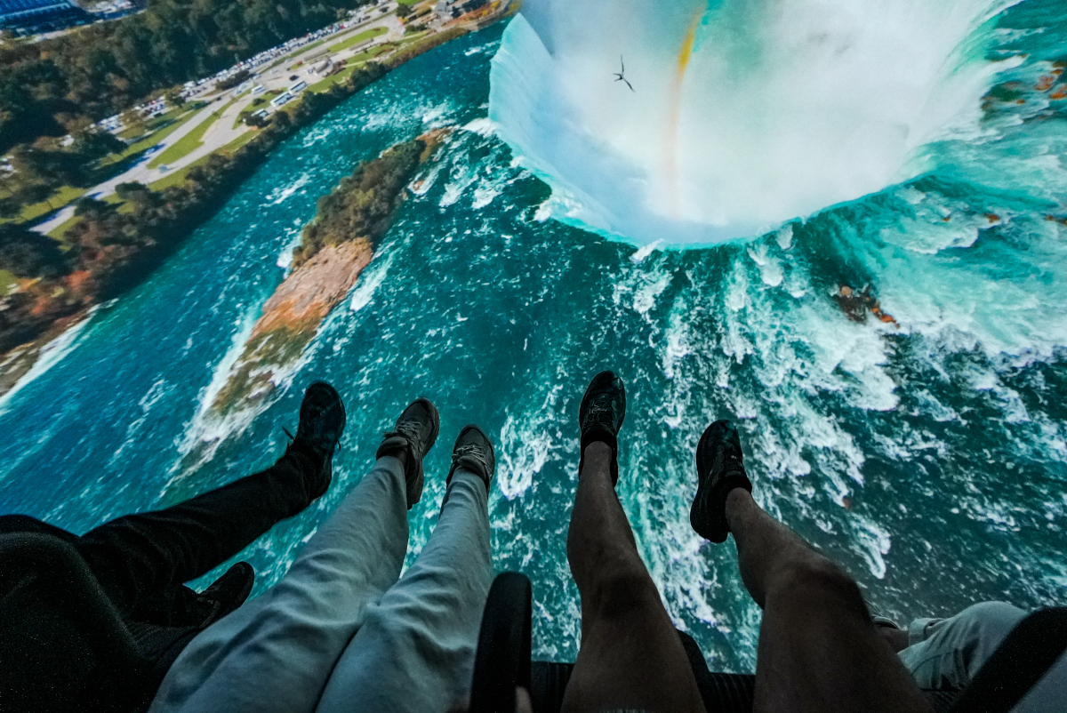 Die Füße hängen beim Flugkino in der Luft, sodass das Schwebegefühl real wirkt. (Foto: Niagara Parks)