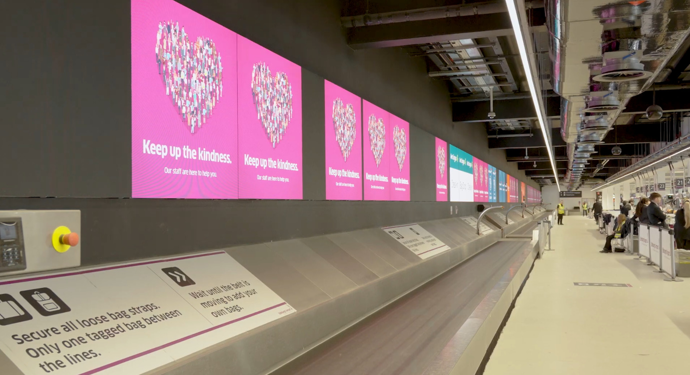 109-Meter-Screen am Check-in des Edinburgh Airport (Foto: Absen)