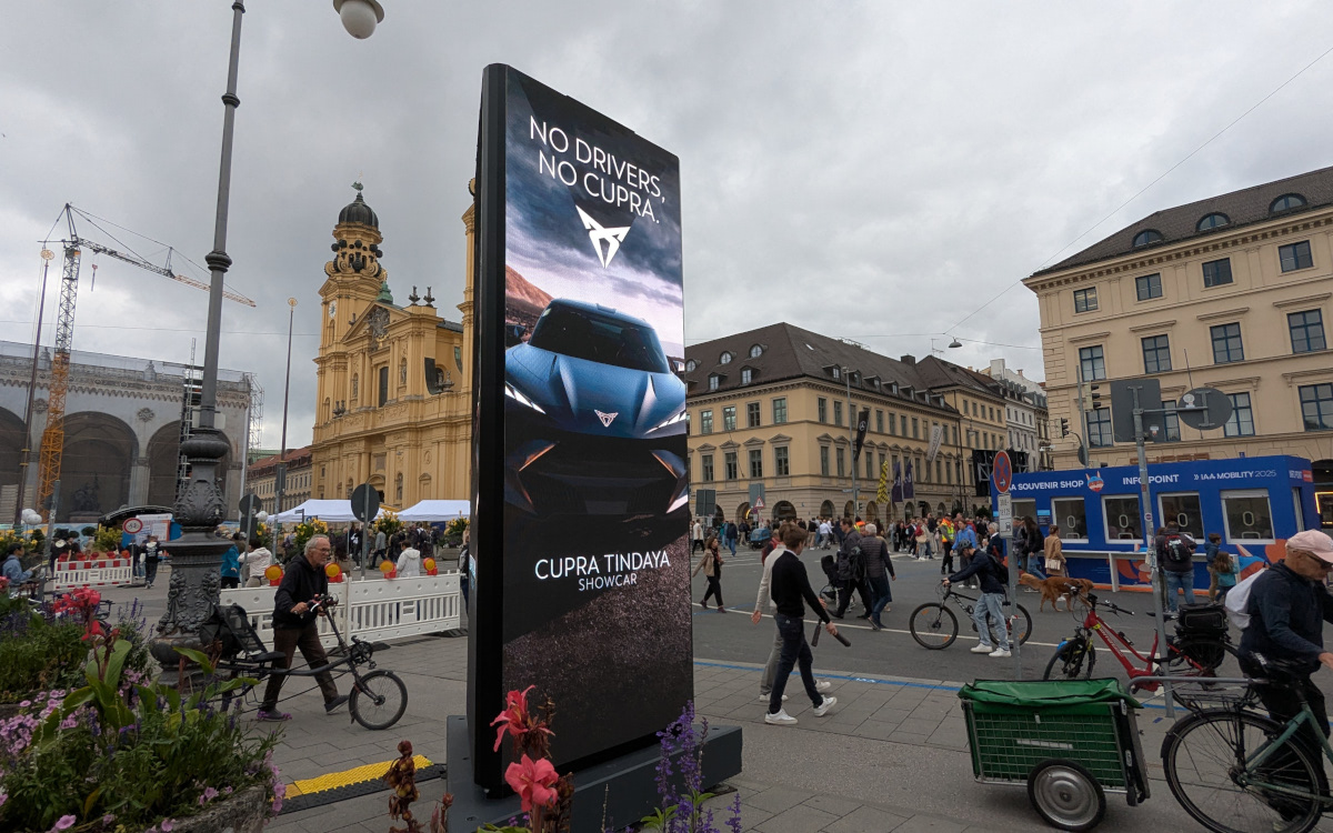 Acht LED-Türme stehen vom 9. bis 14. September in der Münchner Innenstadt. (Foto: invidis)