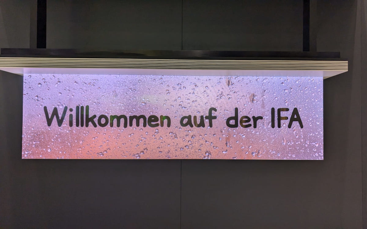 Samsung begrüßt die Besucher auf einer transparenten MicroLED. (Foto: invidis)