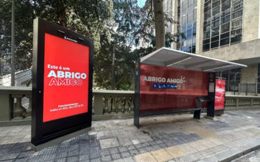 DooH wird nachts zum Sicherheitsbegleiter (Foto: Eletromidia)