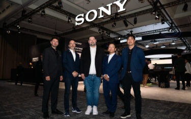 Sony und AV-Professional besiegelten ihren Geschäftsabschluss auf der IBC in Amsterdam. (Foto: Sony)