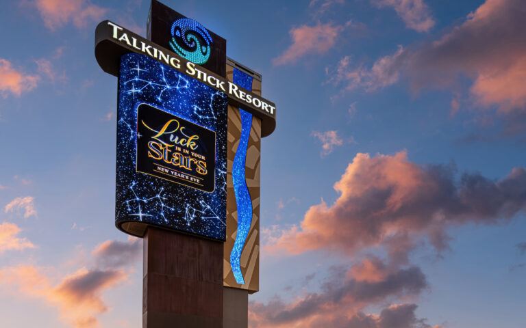 LED-Pylone auf dem Gelände des Talking Stick Resort (Foto: YESCO)