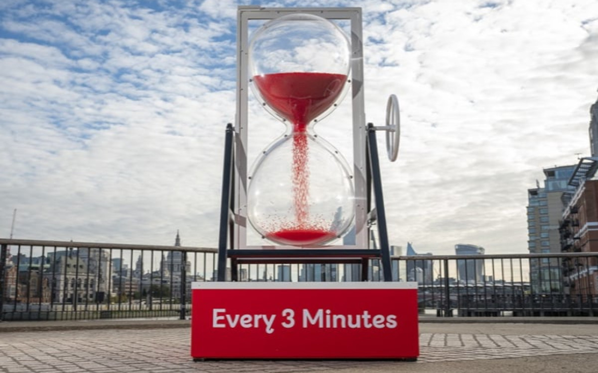 Überlebensgroße OoH-Sanduhr in London (Foto: British Heart Foundation)