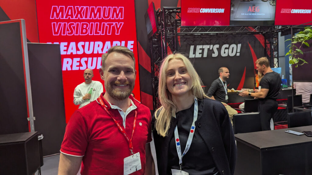 Björn Radau und Antonia Paul von Mediamarktsaturn Retail Media (Foto: invidis)