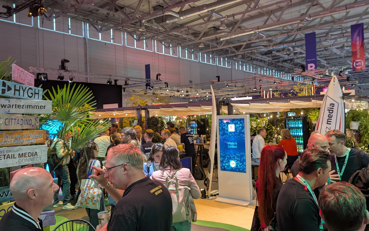 Volle Fläche, große Vielfalt: DooH präsentierte sich auf der Dmexco unter anderem auf der DooH World. (Foto: invidis)