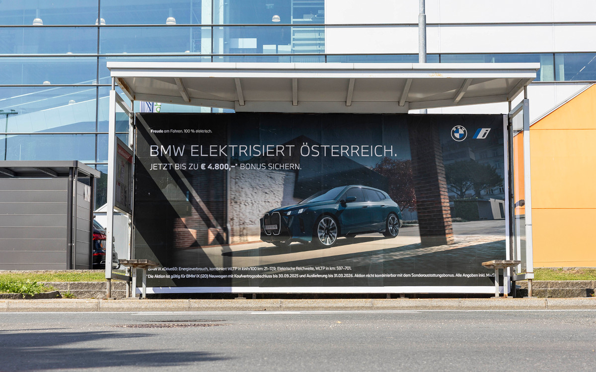 Plakat für den neuen BMW IX XDrive60 (Foto: EPAMEDIA)