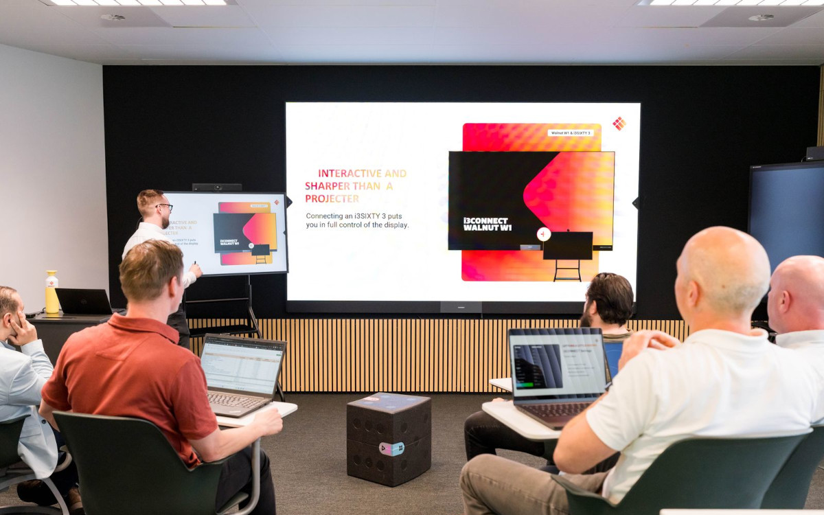 Die LED-Wand Walnut W1 lässt sich mit interaktiven Flipcharts verbinden. (Foto: i3CONNECT)
