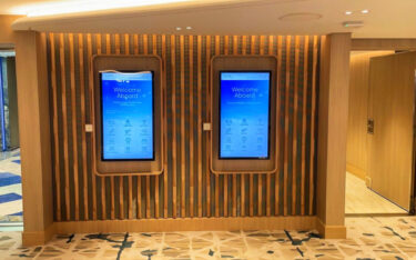 Digital Signage-Displays auf einem NCL-Schiff (Foto: Poppulo)