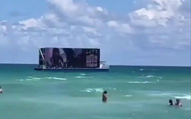 Schwimmende LED-Board dieser Art sieht man beispielsweise an den Küsten von Miami und San Francisco. (Foto: Screenshot)