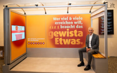 Gewista-CEO Franz Solta in der mobilen Wartehalle (Foto: Christoph Dittrich)
