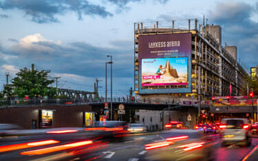 Seit Mitte August leuchtet die neue DooH-Fläche an der Kölner Lanxess Arena. (Foto: Ströer)