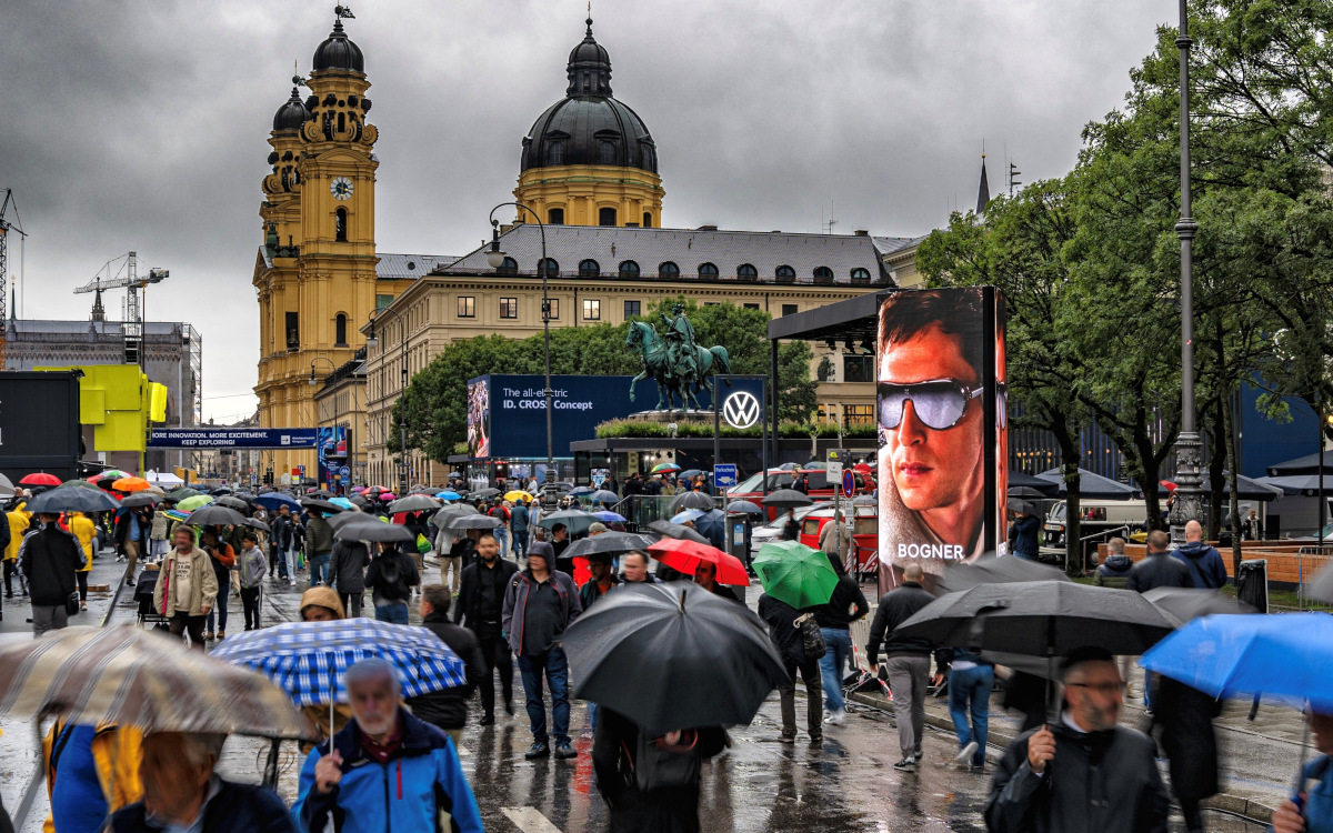 Grauer Himmel, strahlende LED: Bogner-Kampagne auf dem Digital Motion Tower (Foto: Ströer)