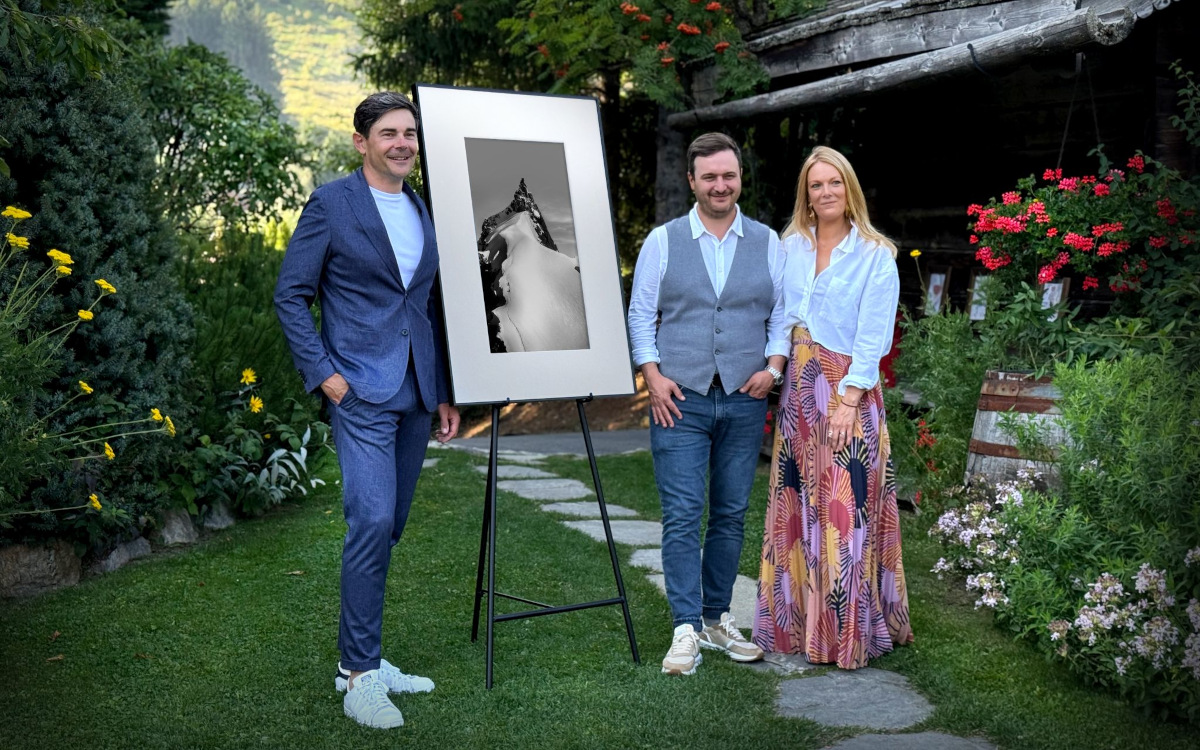 Von links: Enrico Müller, Managing Director bei Pocketbook mit Mathieu Demeuse, CEO von Ionnyk, und Charlotte Dubois, Art Director von Ionnyk (Foto: PocketBook)