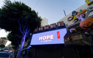 Neue digitale Fassade am Vogue Museum in Hollywood (Foto: SNA Displays)