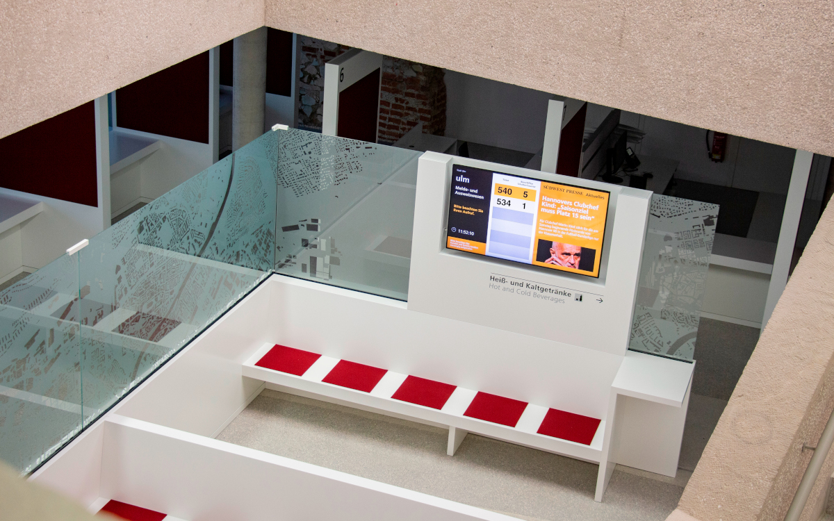 Digital Signage im Dienstleistungszentrum der Bürgerdienste in Ulm (Foto: Bütema)