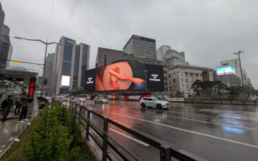Samsung-Screen am Shinsegae-Kaufhaus (Foto: invidis)