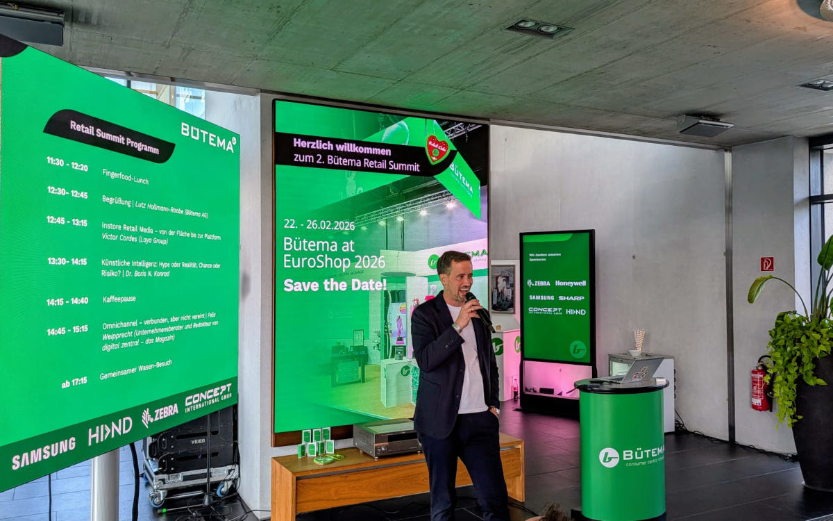 Bütema-CEO Lutz Hollmann-Raabe begrüßt die Gäste zum Retail Summit. (Foto: invidis)