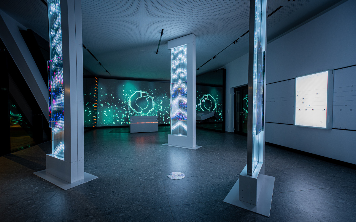 Deckenhohe 3-Layer-Displays im Showroom der Wack Group (Foto: Garamantis)