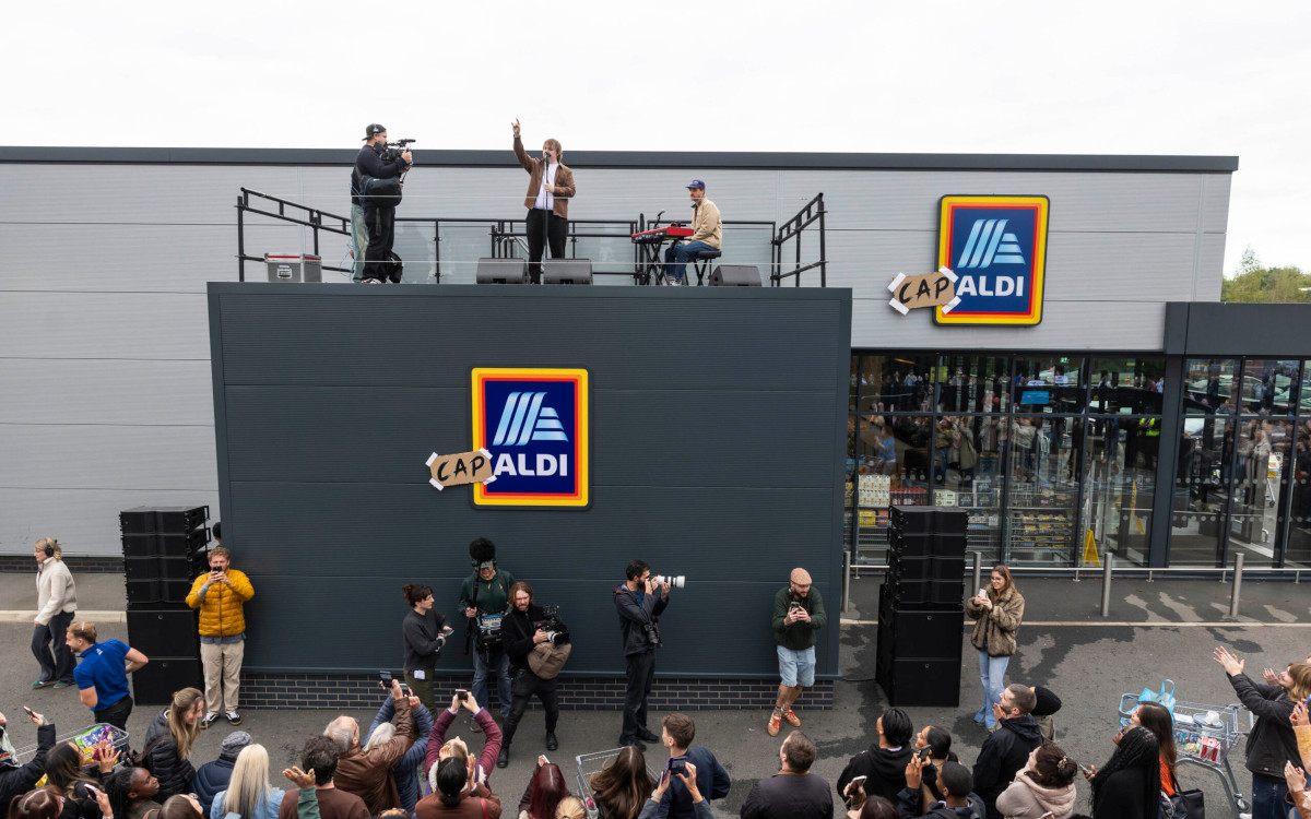 "Cap-Aldi": Konzert von Lewis Capaldi auf einem Aldi-Dach (Foto: Fabio De Paola/PA Media Assignments)