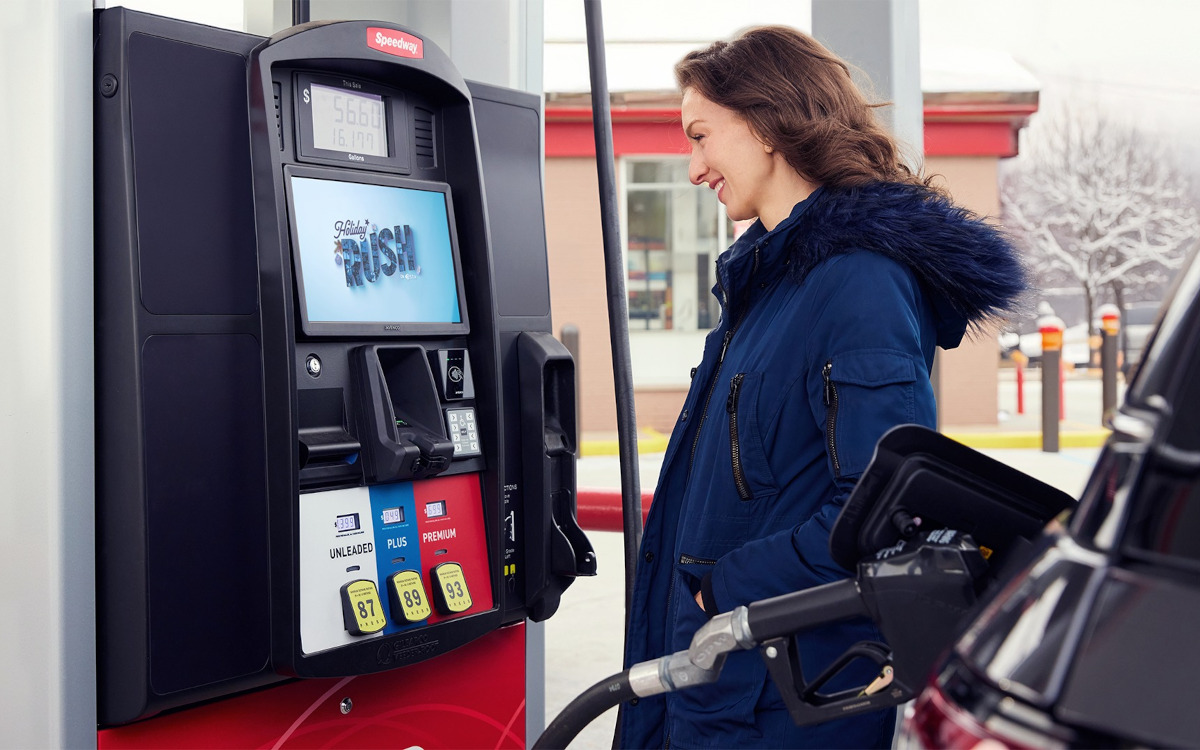 Die GenZ geht laut GSTV-Umfrage wieder aus zum Shoppen – und trifft dabei beim Tanken auf GSTV-Screens. (Foto: GSTV)