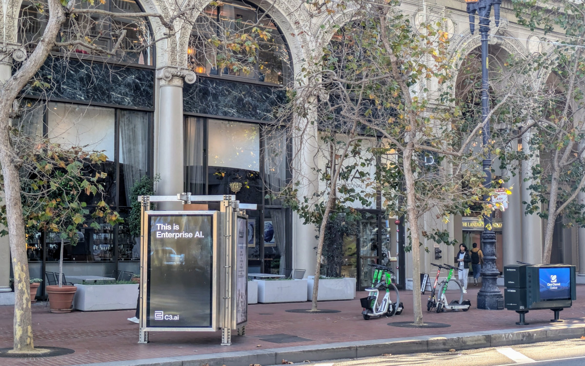 Oft übersehen, aber zahlenmäßig stark: klassische DooH-Displays (Foto: invidis)