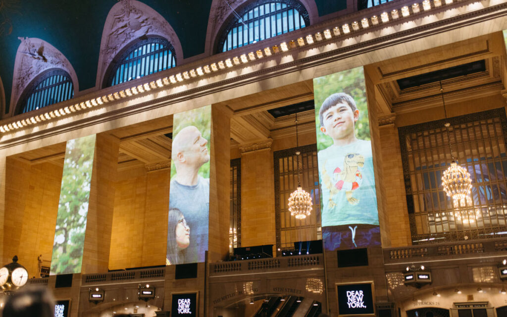 15 Meter hohe Projektionen waren Teil des Projekts. (Foto: Humans of New York)