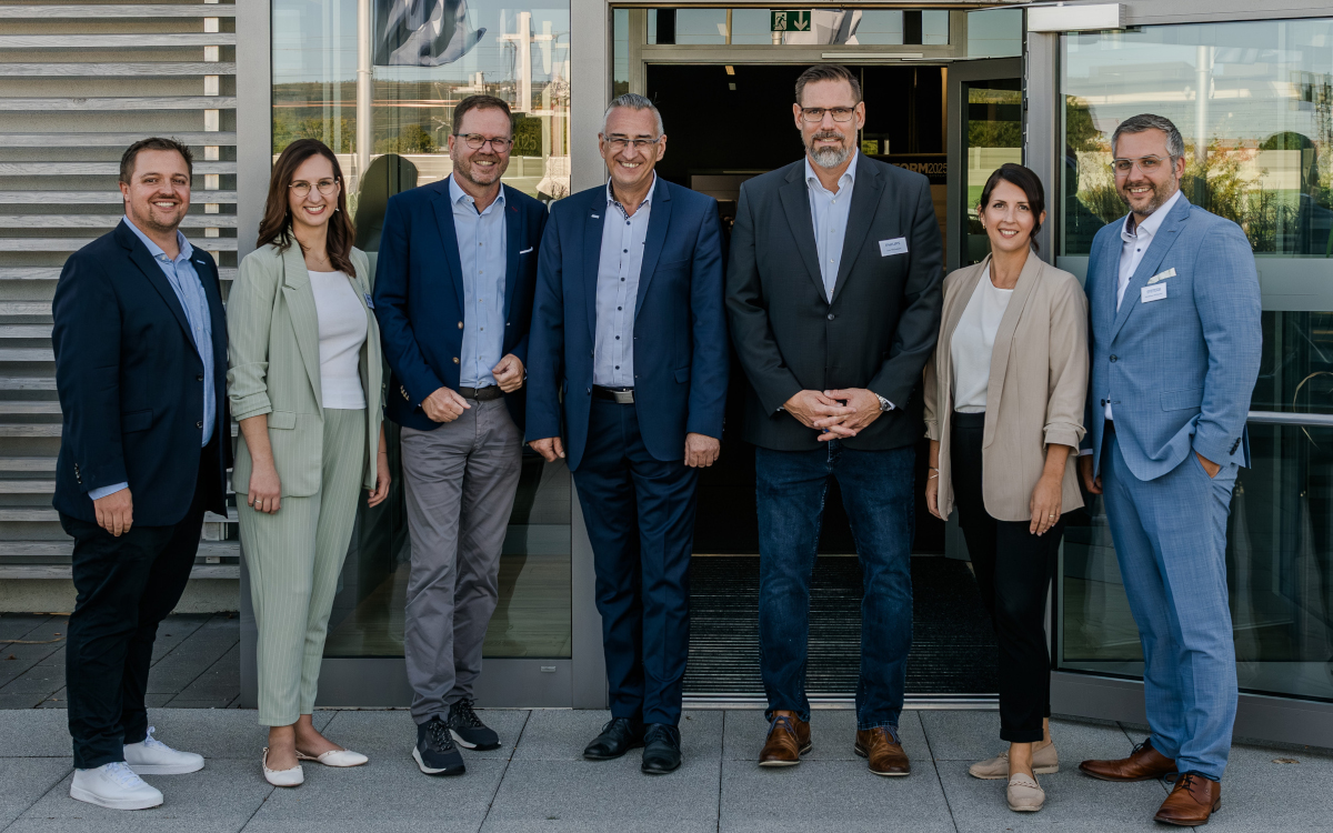 Neue Partnerschaft (von links): Dominik Dütsch (Systeam), Miriam Hirschi (Systeam), Lutz Hardge (MMD), Volker Mitlacher (Systeam), Lars Michelsen (MMD), Stefanie Hoydem (Systeam) und Matthias Mitlacher (Systeam) (Foto: SYSTEAM)