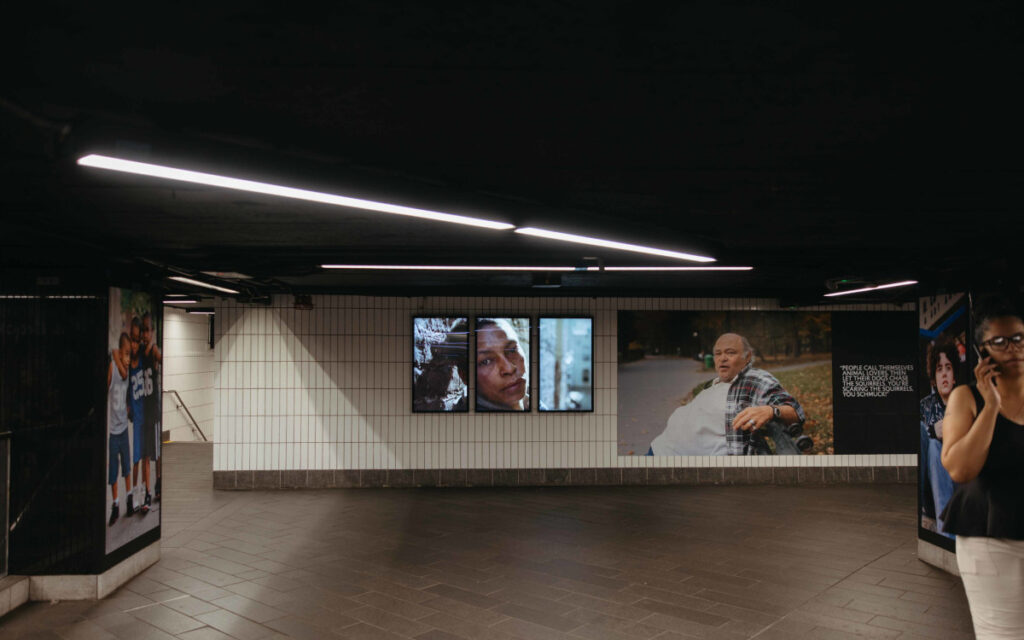 Auch digitale Screens waren in die Kunstinstallation einbezogen. (Foto: Humans of New York)