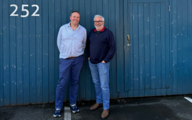 Neuer CEO bei Pufferfish Displays: Stephen Patterson (links) mit Chairman Iain Mackay (Foto: Pufferfish)