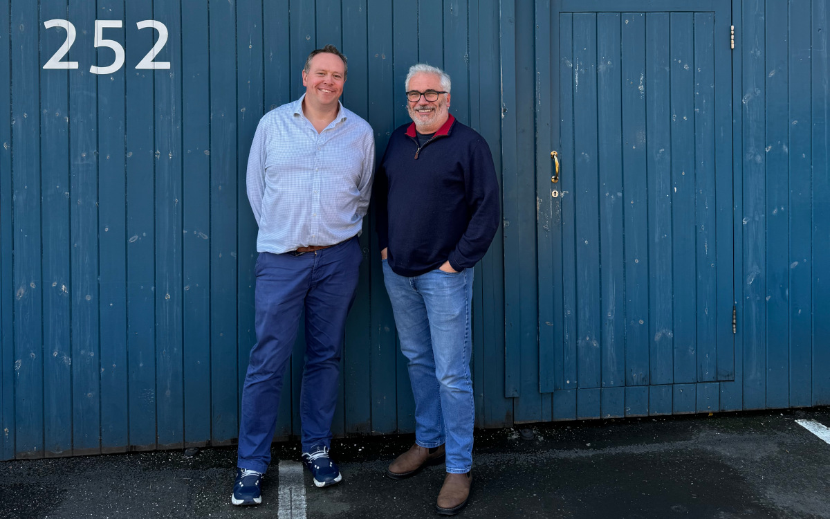 Neuer CEO bei Pufferfish Displays: Stephen Patterson (links) mit Chairman Iain Mackay (Foto: Pufferfish)