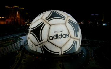 Der WM-Ball von 1970 auf der Sphere in Las Vegas (Foto: adidas)