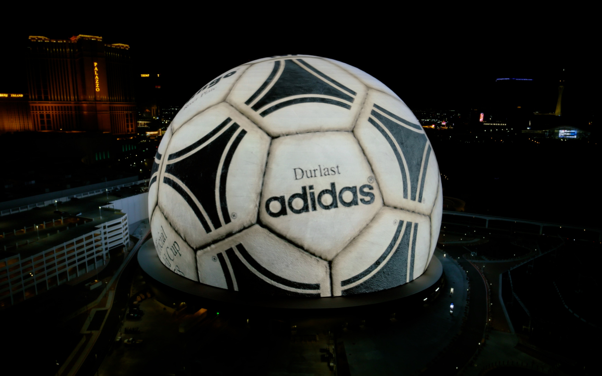 Der WM-Ball von 1970 auf der Sphere in Las Vegas (Foto: adidas)