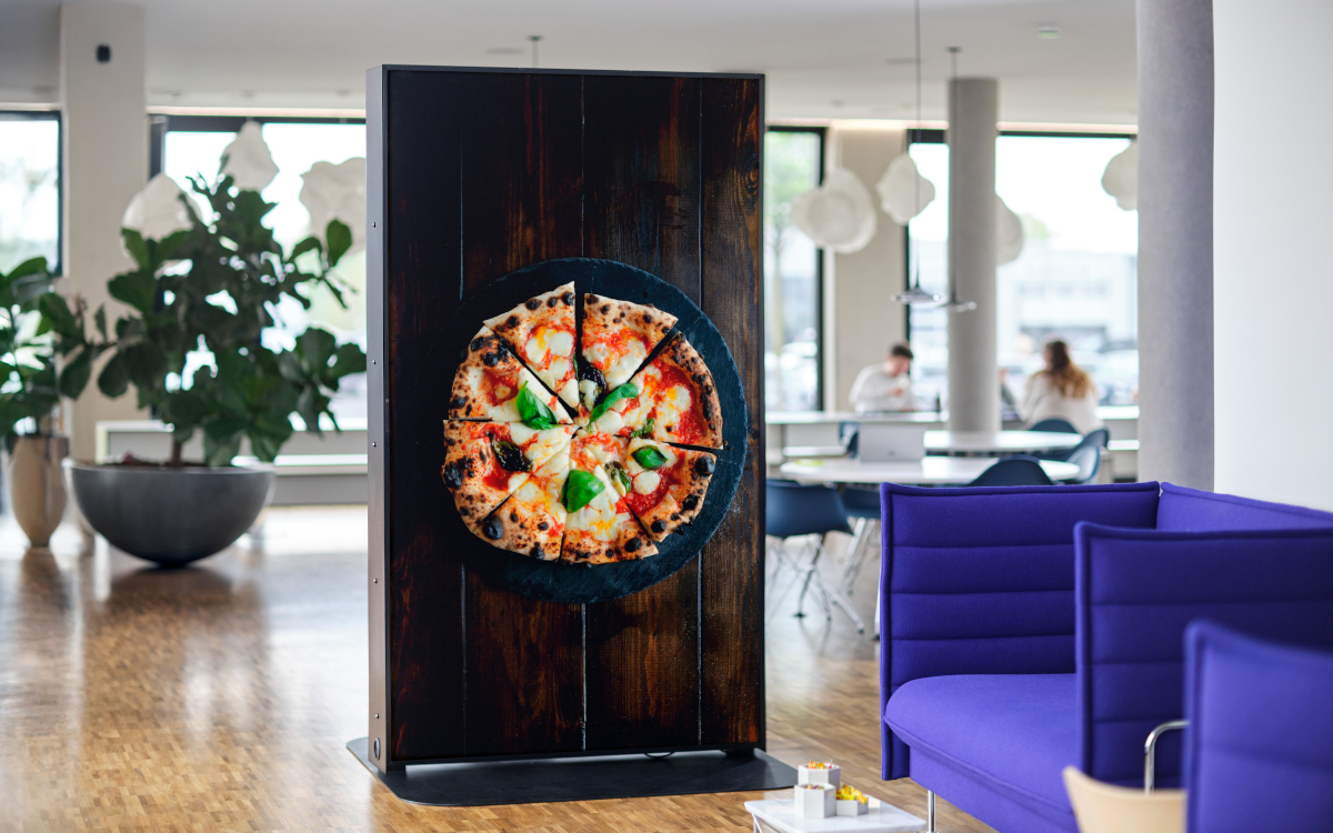 Doppelseitige Stelenlösung mit Hardware von Sony und Celexon sowie Software von Connectsignage (Foto: Sony)